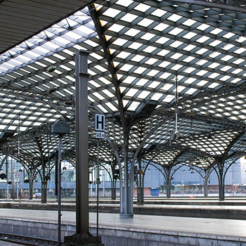 Koszt transportu materiałów na budowę domu drewnianego: jak oszacować i obniżyć wydatki